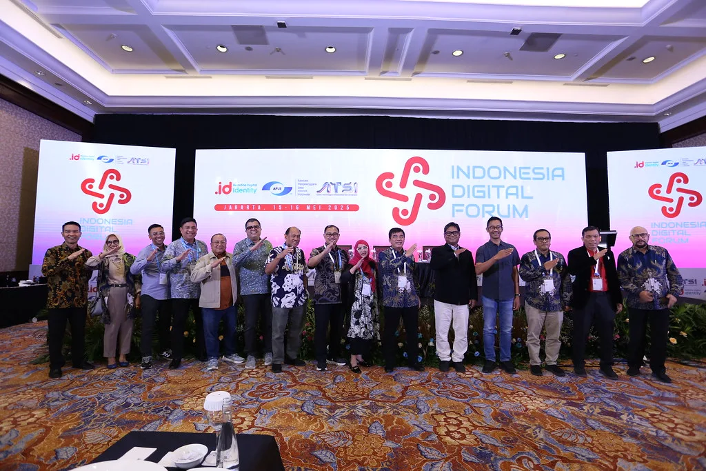 Foto bersama seluruh perwakilan di panggung utama Indonesia Digital Forum 2025 — PANDI bersama APJII dan ATSI, Jakarta, 15–16 Mei 2025.
