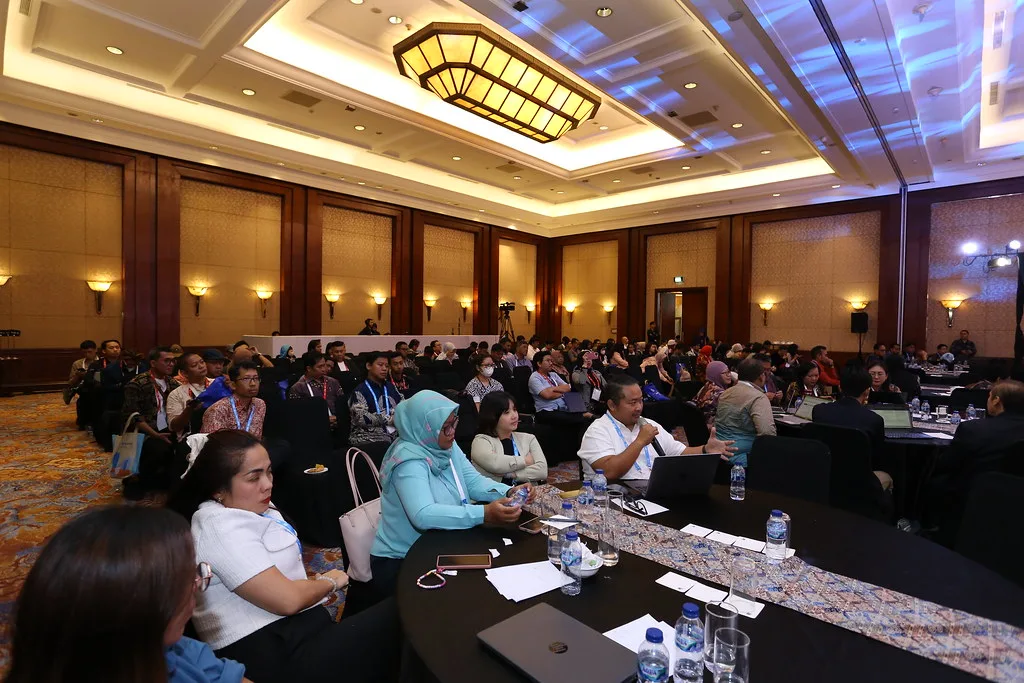 Ruang utama saat sesi berlangsung — meja-meja bundar terisi penuh peserta dari seluruh kalangan ekosistem nama domain .id.