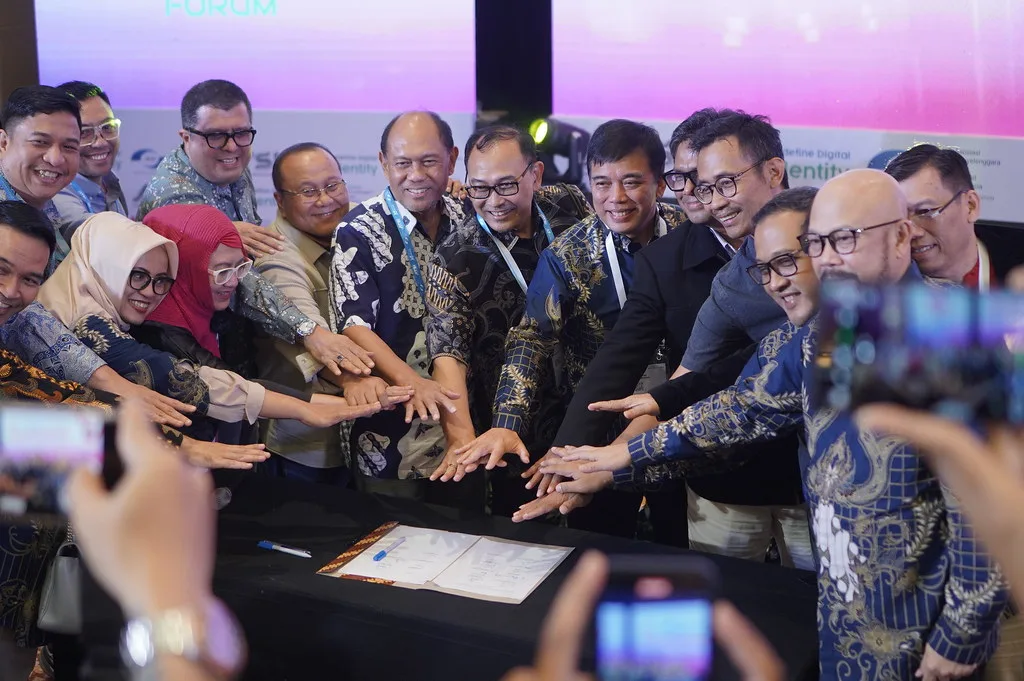 Seremoni penandatanganan kesepakatan bersama di Indonesia Digital Forum 2025, disaksikan perwakilan PANDI, APJII, dan ATSI.