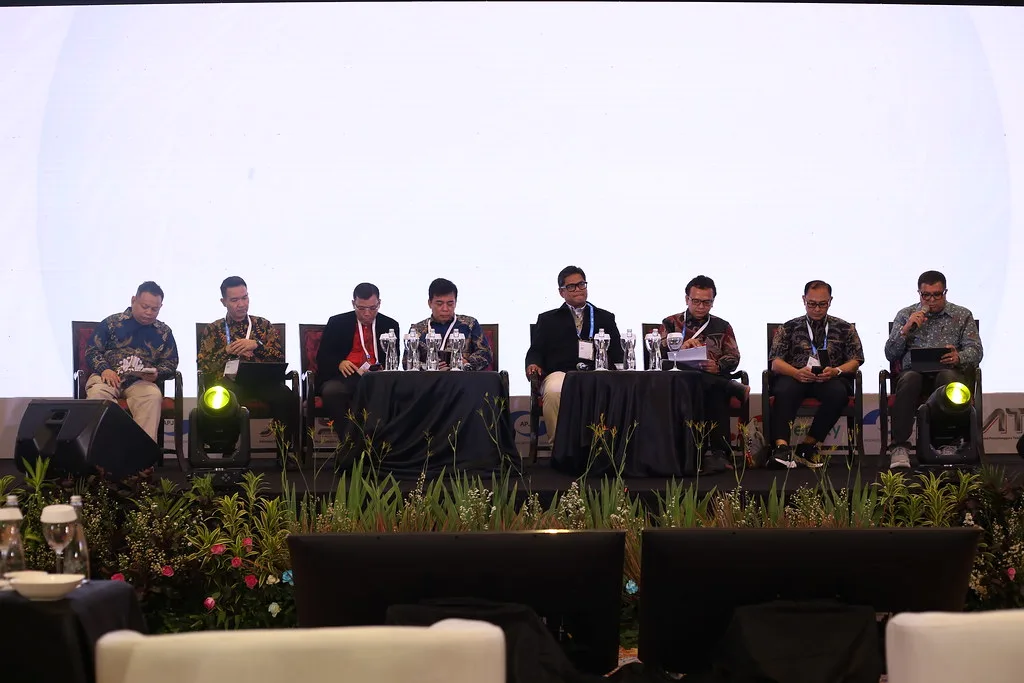 Diskusi panel di panggung utama: pemangku kepentingan ekosistem nama domain .id duduk satu meja membahas kebijakan dan tata kelola.